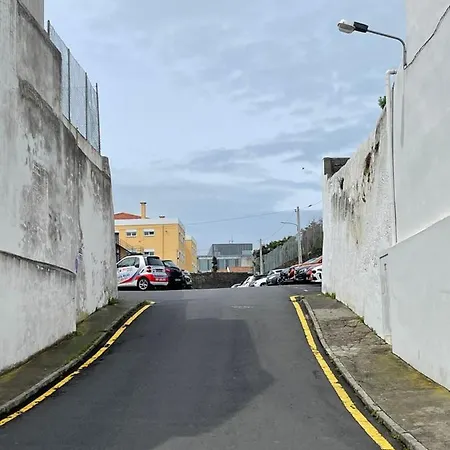 Living Pdl 1 * Ponta Delgada (Sao Miguel)